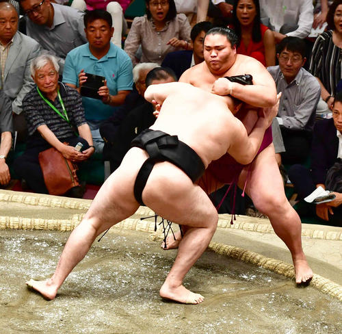 竜電（左）は押し出しで御嶽海を破る（撮影・小沢裕）
