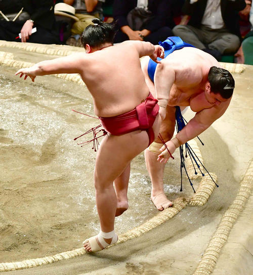 碧山（右）は阿炎を押し出しで下す（撮影・小沢裕）