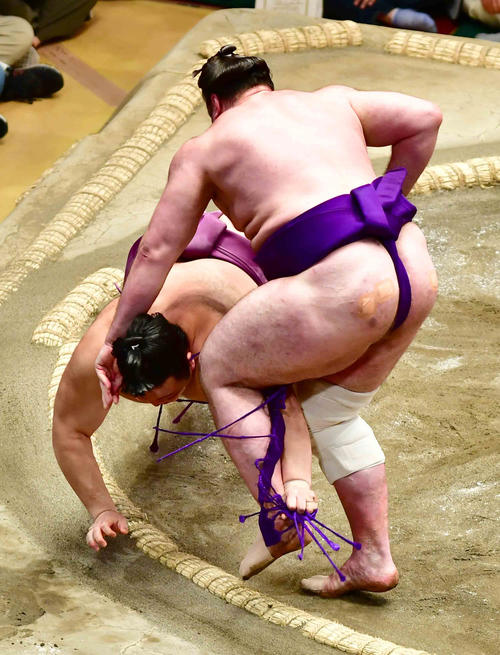行司軍配は栃ノ心に上がったが物言いが付き、審判団が協議した結果、栃ノ心の足が出ているとの判定が下り、行司軍配差し違えで朝乃山が寄り切りで栃ノ心を破った（撮影・小沢裕）