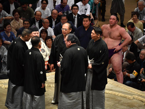 栃ノ心（右）のかかと出ていたので朝乃山が勝った（撮影・柴田隆二）