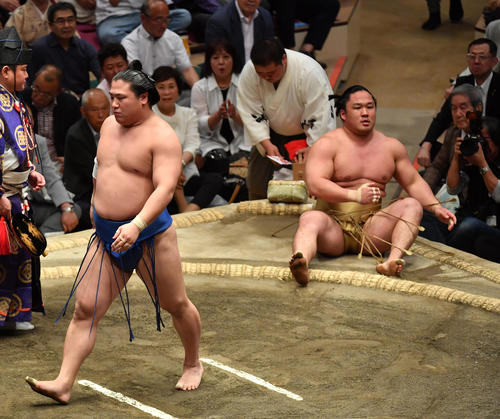 若隆景（左）は石浦を寄り倒しで破る（撮影・柴田隆二）