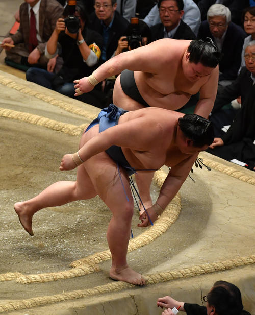 豪栄道（上）は正代を押し出しで破る（撮影・柴田隆二）