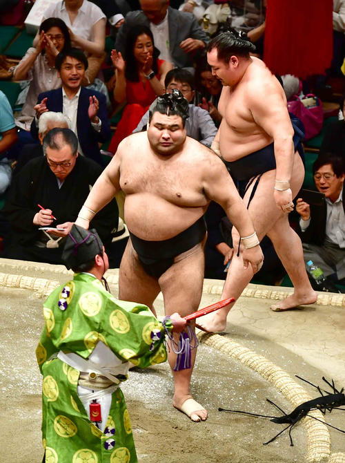 鶴竜（右）は押し出しで高安に敗れる（撮影・小沢裕）