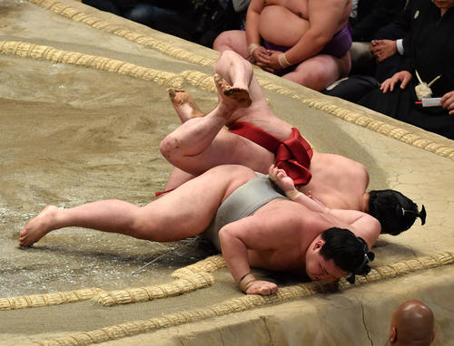 明生（手前）は炎鵬を小手投げで破る（撮影・柴田隆二）