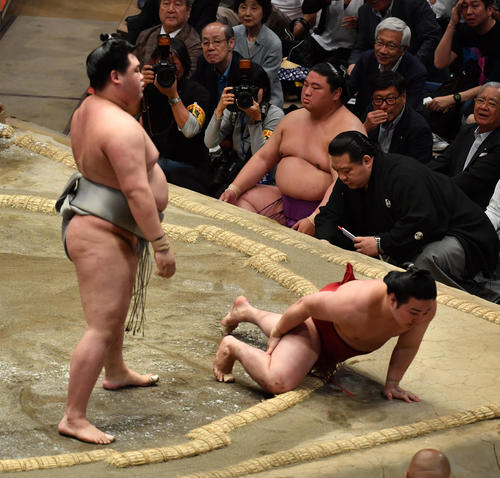 明生（左）は炎鵬を小手投げで破る（撮影・柴田隆二）