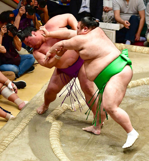 嘉風（左）は押し出しで千代丸を下す（撮影・小沢裕）