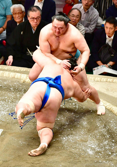 玉鷲は琴奨菊（手前）をはたき込みで下す（撮影・小沢裕）