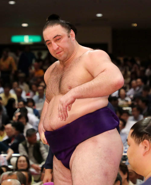 朝乃山との取組に物言いが付き、協議中の時の栃ノ心（撮影・鈴木正人）