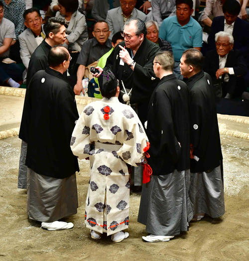 栃ノ心と朝乃山の取組は物言いが付き、審判団が協議する。中央は勝負審判の阿武松審判部長（撮影・小沢裕）