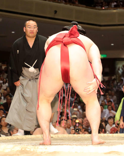 取組後、右太ももを痛がる炎鵬　後方は振分親方（撮影・鈴木正人）