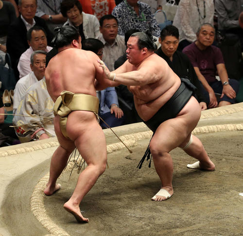石浦（左）を押し出しで破る豊ノ島（撮影・鈴木正人）