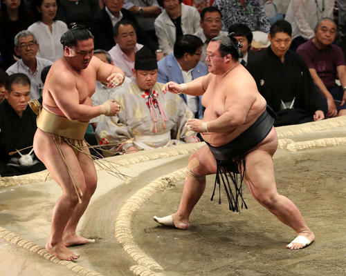 石浦（左）を押し出しで破る豊ノ島（撮影・鈴木正人）
