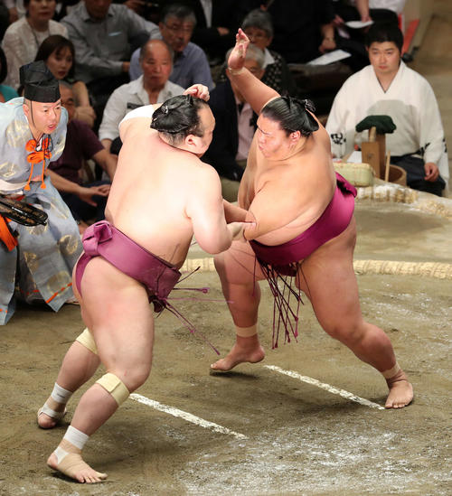 宝富士（左）を激しく攻める御嶽海（撮影・鈴木正人）