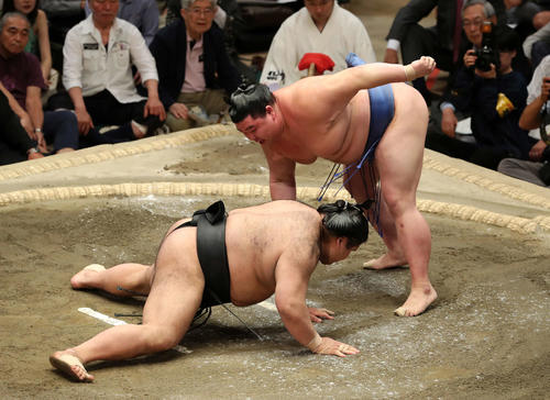 高安（左）を引き落としで破る正代（撮影・鈴木正人）