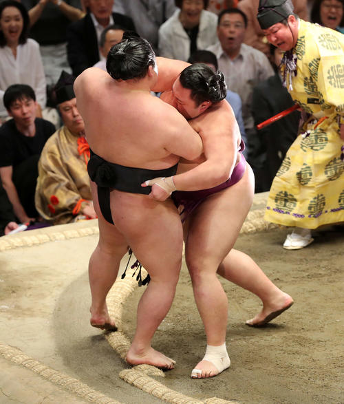 豪栄道（左）を寄り切りで破る朝乃山（撮影・鈴木正人）
