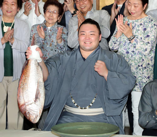優勝を決め鯛を持つ朝乃山（撮影・鈴木正人）