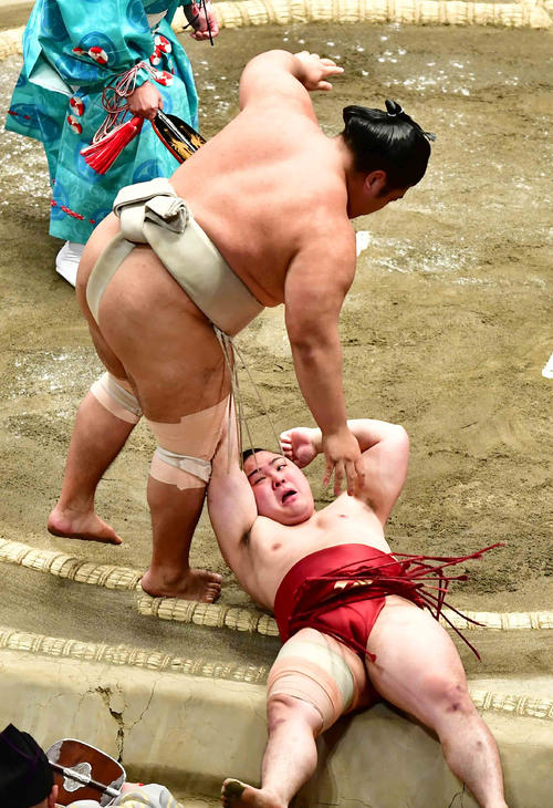 志摩ノ海（左）は突き落としで炎鵬を下す（撮影・小沢裕）
