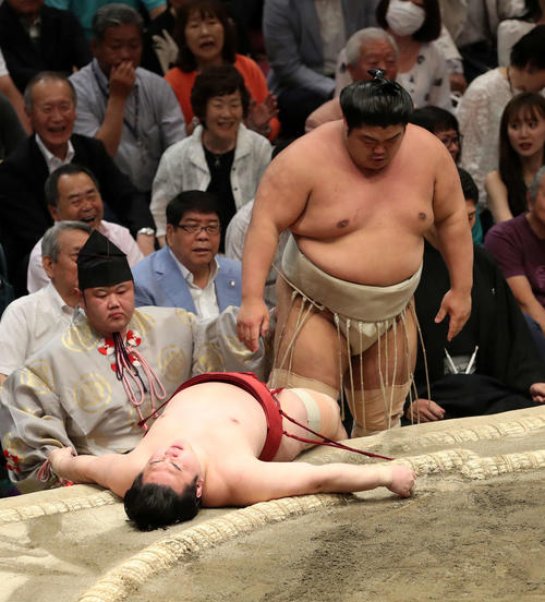 炎鵬（左）を突き落としで破る志摩ノ海（撮影・鈴木正人）