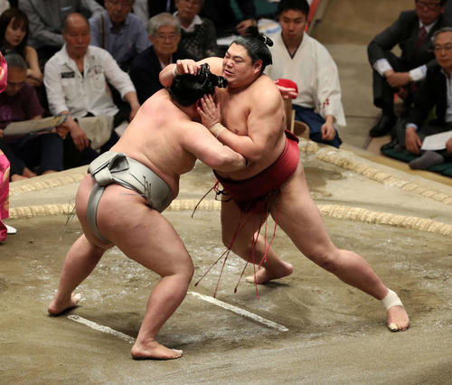 明生（左）を激しく攻める阿炎（撮影・鈴木正人）