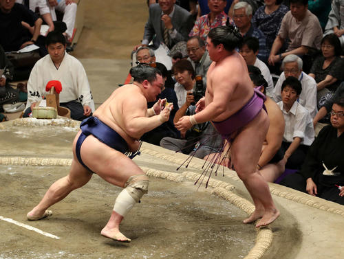 嘉風（右）を押し出しで破る北勝富士（撮影・鈴木正人）