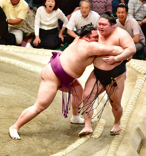 朝乃山（左）は寄り切りで豪栄道を破る（撮影・小沢裕）