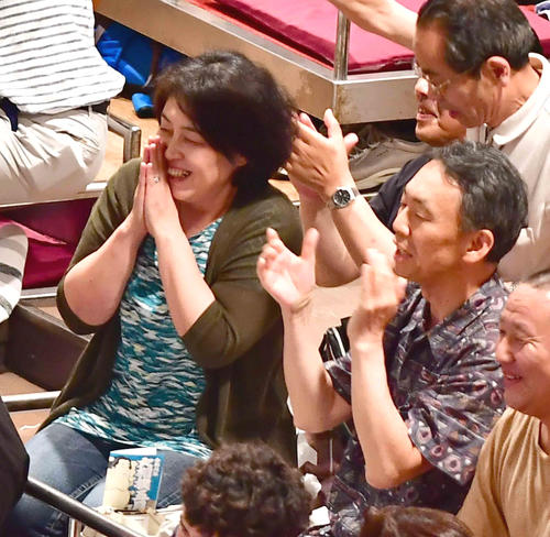 朝乃山の勝利に喜ぶ父、石橋靖さん（右）と母佳美さん（撮影・小沢裕）