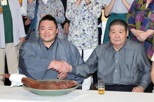 優勝を決め高砂親方（右）と握手する朝乃山（撮影・鈴木正人）