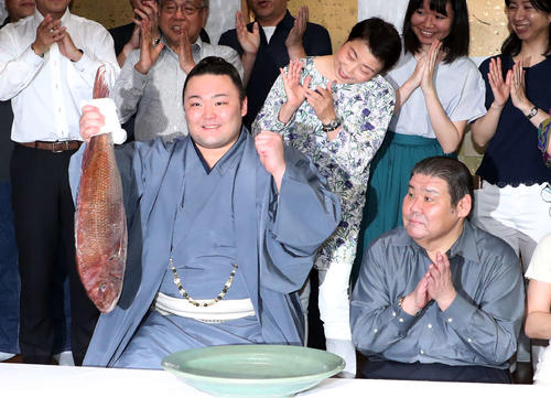 優勝を決め関係者に拍手され鯛を持つ朝乃山、前列右は高砂親方（撮影・鈴木正人）