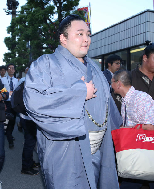 大勢のファンに出迎えられながら国技館を引き揚げる朝乃山（撮影・河田真司）