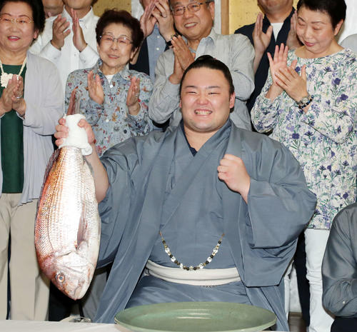優勝を決め鯛を持つ朝乃山（撮影・鈴木正人）
