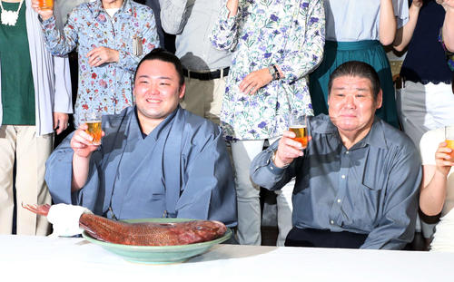 優勝を決め高砂親方（右）と乾杯する朝乃山（撮影・鈴木正人）