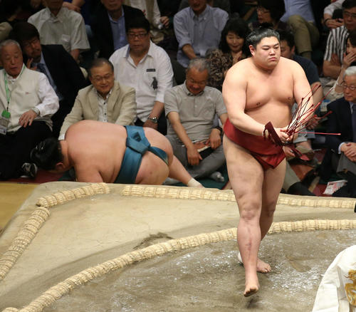 玉鷲（左）を引き落としで破る阿炎（撮影・河田真司）