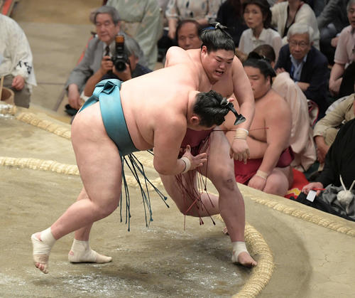 大相撲夏場所千秋楽　阿炎（右）は引き落としで玉鷲を下す（撮影・加藤諒）