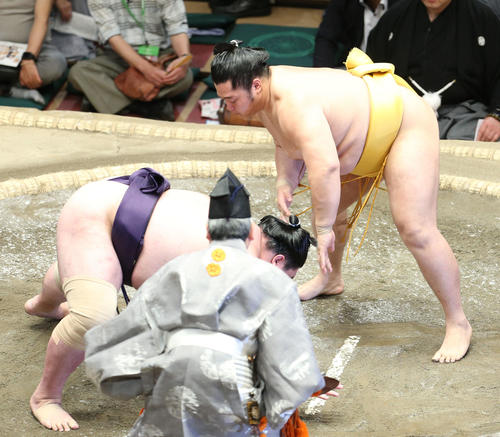矢後（左）を突き落としで破る遠藤（撮影・河田真司）