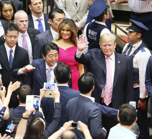 国技館に到着し、観客に手を振り応える安倍首相（左）とドナルド・トランプ米大統領（撮影・河田真司）