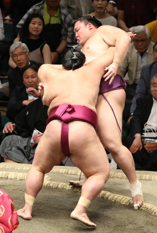 御嶽海（左）に寄り切りで敗れる朝乃山（撮影・河田真司）