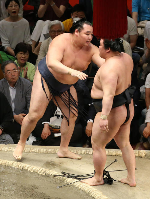 豪栄道（右）を寄り切りで破る鶴竜（撮影・河田真司）