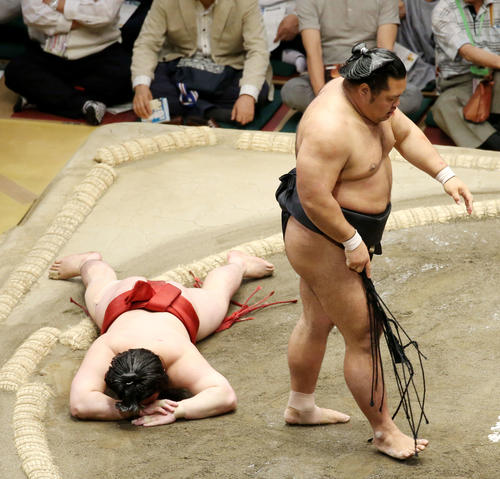 松鳳山（右）に敗れ、しばらくうつぶせになる炎鵬（撮影・河田真司）