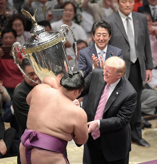 表彰式で朝乃山（左）に「アメリカ合衆国大統領杯」を授与するトランプ大統領と拍手を送る安倍首相（撮影・加藤諒）
