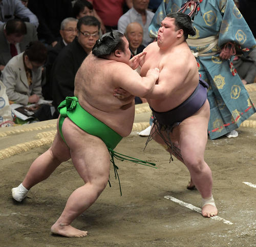 大相撲夏場所千秋楽　阿武咲（右）は押し出しで千代丸を下す（撮影・加藤諒）