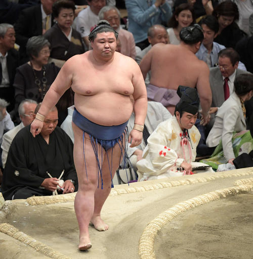 大相撲夏場所千秋楽　正代（左）は押し出しで琴恵光を下す（撮影・加藤諒）