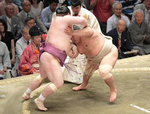 大相撲夏場所千秋楽　志摩ノ海（右）は押し出しで宝富士を下す（撮影・加藤諒）
