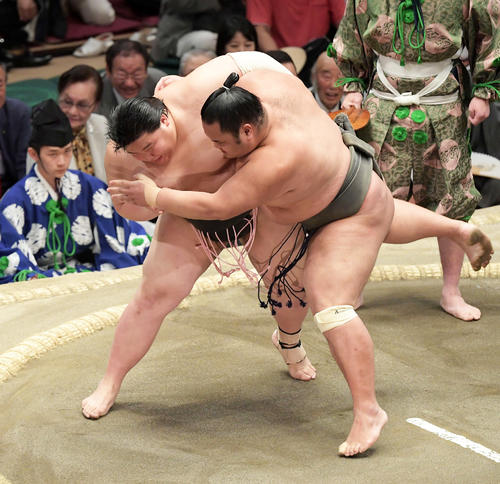 序二段優勝決定戦　栃神山（左）は上手投げで隠岐の浜を下す（撮影・加藤諒）