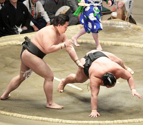 三段目優勝決定戦　白石（左）ははたき込みで北勝川を下す（撮影・加藤諒）