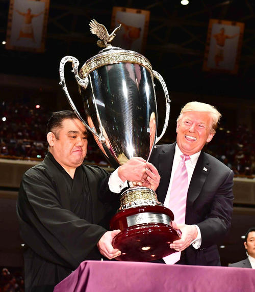 トランプ米大統領（中央）は西岩親方（左）の力を借りながらうれしそうにアメリカ合衆国大統領杯を手に笑顔を見せる（撮影・小沢裕）