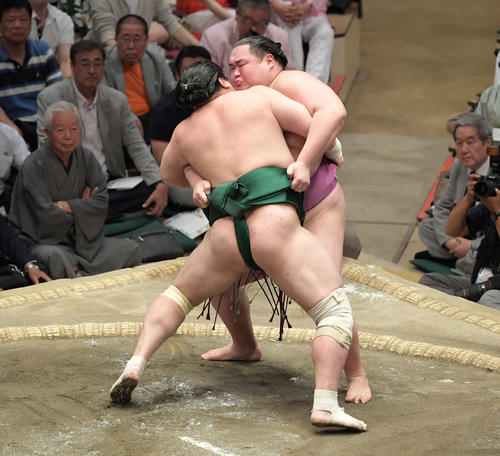 大相撲夏場所千秋楽　友風（右）は押し倒しで佐田の海を下す（撮影・加藤諒）