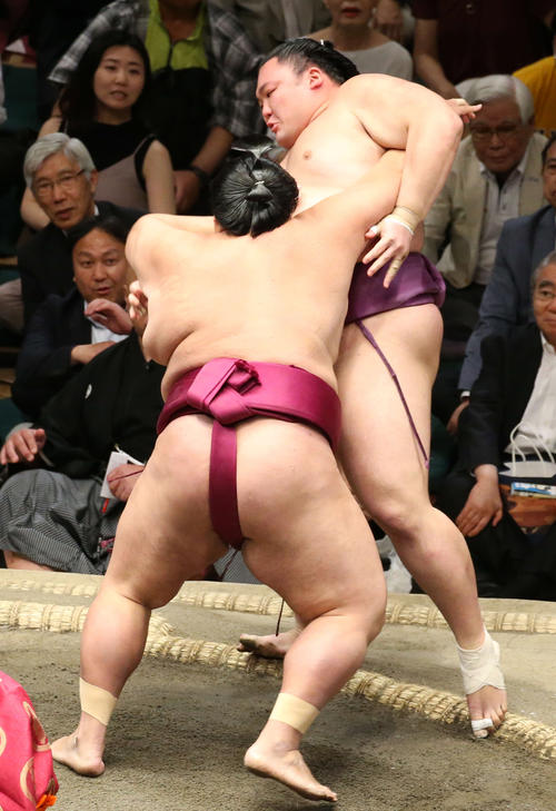 御嶽海（左）に寄り切りで敗れる朝乃山（撮影・河田真司）