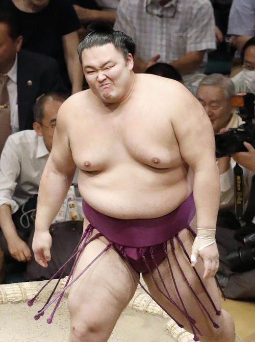 御嶽海に敗れた朝乃山（共同）