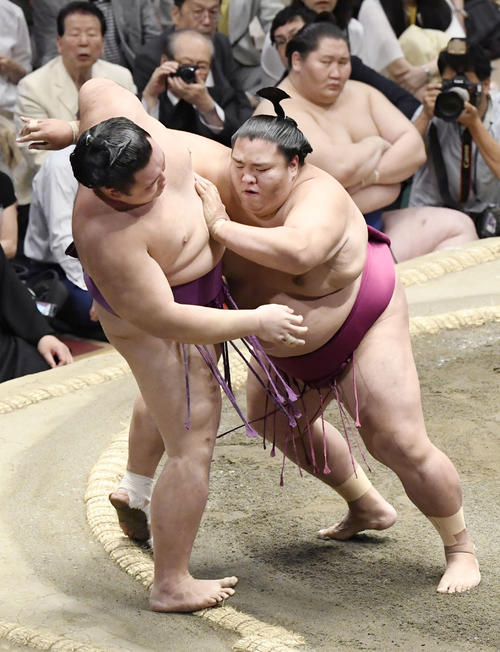御嶽海が寄り切りで朝乃山を破る（共同）