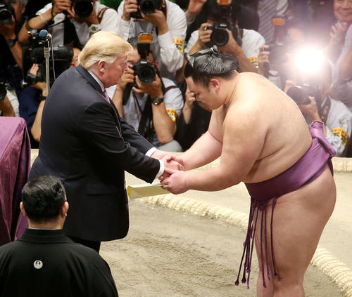 トランプ米大統領（左）と握手を交わす朝乃山（撮影・河田真司）
